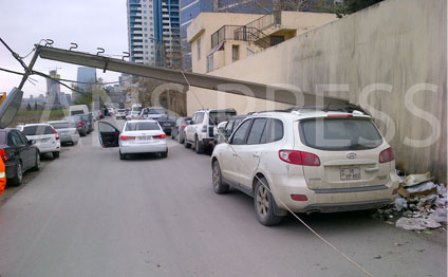 Bakıda beton dirək maşının üstünə aşdı - FOTO